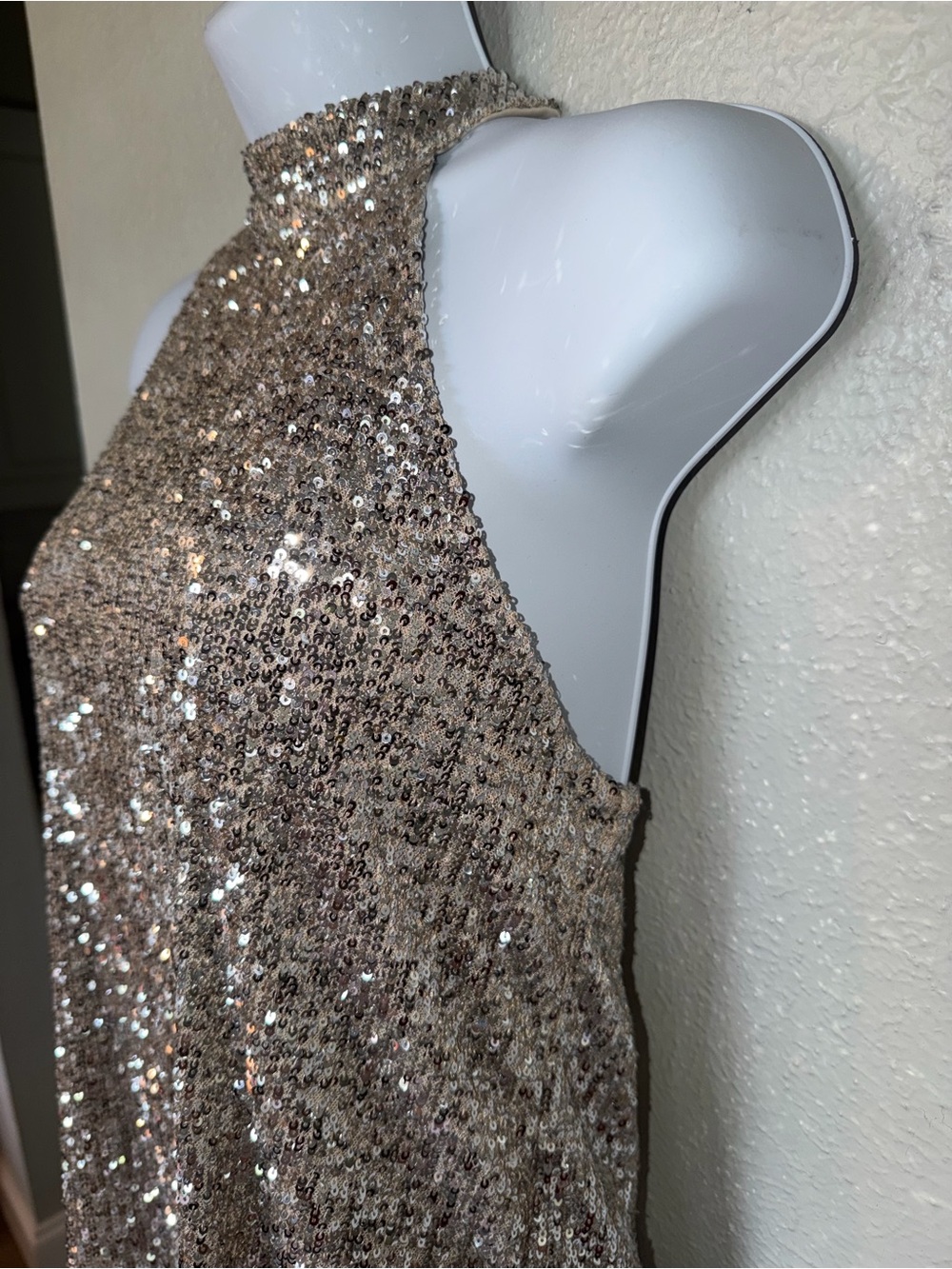 Cable & Gauge Champagne Gold Sequins Sleeveless Halter Neck Lined Top Sz M NWOT - Picture 7 of 16